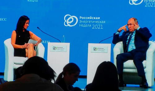 Hadley Gamble y Putin en la  Semana de la Energía de Rusia. Foto: Efe