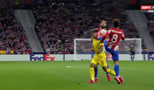 Antoine Griezmann se fue expulsado tras una dura entrada a Firmino