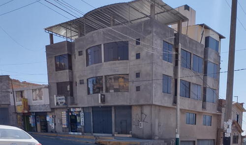 Los agentes policiales de la sección Robos acudieron al lugar, en busca de cámaras de seguridad que ayuden a la investigación. Foto: La República