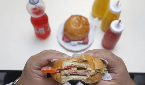 Quienes se inclinan por el consumo de alimentos chatarra tienen alto riesgo de padecer depresión, ansiedad y estrés, según especialista. Foto: La República