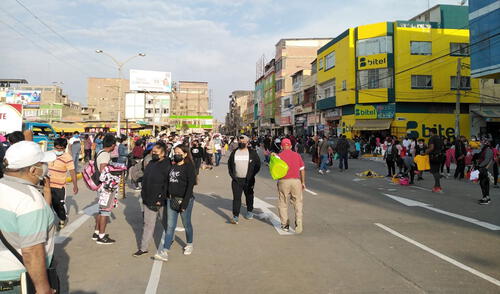 Los comerciantes informales vuelven poco a poco a tomar las calles aledañas. Foto: URPI-GLR