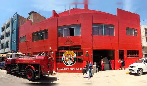 Antes del operativo de desalojo, ambulantes bloqueaban con sus productos el frontis de la Compañía de Bomberos de Chiclayo. Foto: La República.