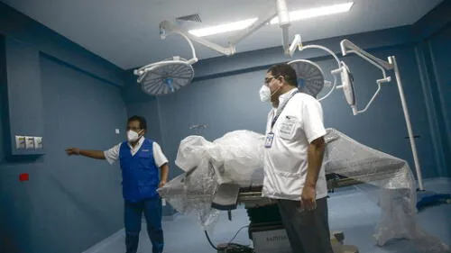 Inspección. Gerente de EsSalud realizó inspección en emergencia de Edmundo Escomel. Foto: Rodrigo Talavera/ La República