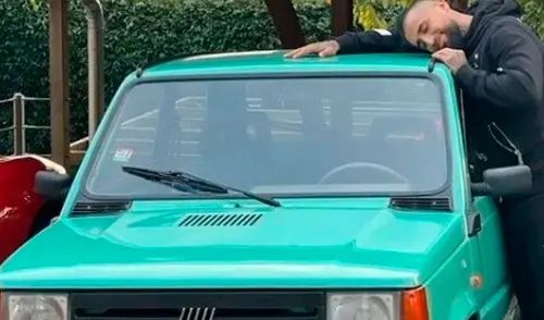 Arturo Vidal llegó a los entrenamientos del Inter de Milan con un Panda italiano tradicional. Foto: @kingarturo23oficial/Instagram