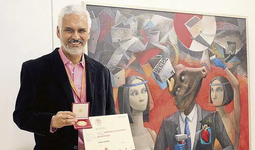 El artista. Héctor Acevedo Rojas junto a su obra ganadora, Protocolo para el minotauro. Foto: difusión