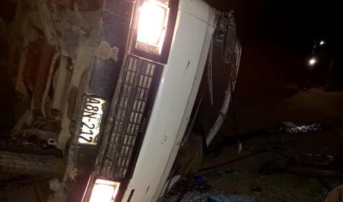 Combi que trasladaba a músicos quedó volcada de costado. Foto: difusión Combi que trasladaba a músicos quedó volcada de costado. Foto: difusión