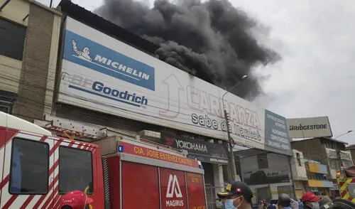 Fuego se originó en el segundo nivel del establecimiento. Foto: cortesía a LR.