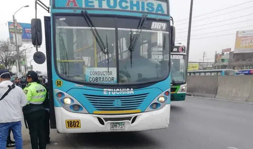 El vehículo color celeste con blanco de placa APM-717 de la empresa Etuchisa más conocida como “el chino” doblaba para entrar a la vía Panamericana con ruta a Villa el Salvador. Foto: Gianella Aguirre/URPI-LR
