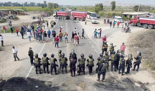 Chiclayo. Trabajadores bloquearon vías, quemaron llantas, marcharon y realizaron plantones. Foto: Clinton Medina/La República