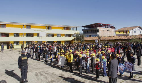 Para el 2022 los alumnos deben regresar a las clases presenciales. Foto: La República Para el 2022 los alumnos deben regresar a las clases presenciales. Foto: La República