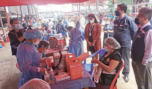 Monitoreo. Viceministro estuvo en el Mercado Mayorista Grau. Felicitó a Tacna por su avance en vacunación. Foto: La República Monitoreo. Viceministro estuvo en el Mercado Mayorista Grau. Felicitó a Tacna por su avance en vacunación. Foto: La República