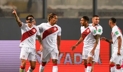 La Blanquirroja se fue al descanso ganando por 3-0 con goles de Peña, Cueva y Lapadula. Foto: EFE