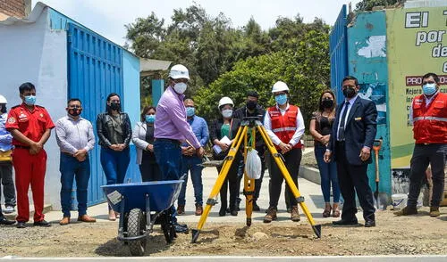 Autoridades ponen primera piedra de remodelación de colegio. Foto: difusión Autoridades ponen primera piedra de remodelación de colegio. Foto: difusión