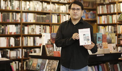 Eric V. Álvarez muestra la portada de su primera novela, "Habitar el desasosiego", en la librería El Virrey, den centro de Lima. Foto: La República. Eric V. Álvarez muestra la portada de su primera novela, "Habitar el desasosiego", en la librería El Virrey, den centro de Lima. Foto: La República.