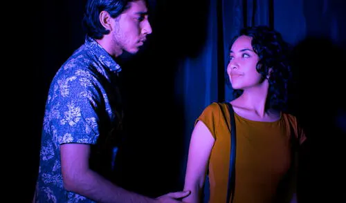Piero Moroni Espinoza y Nazaret Ortiz en una escena teatral de la obra "Los plebeyos" que estrena Gimena Vartu. Piero Moroni Espinoza y Nazaret Ortiz en una escena teatral de la obra "Los plebeyos" que estrena Gimena Vartu.