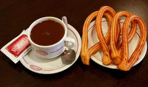 Los churros con chocolate son uno de los postres españoles que ha conquistado el mundo. Foto: Churrería Siglo XIX / Twitter Los churros con chocolate son uno de los postres españoles que ha conquistado el mundo. Foto: Churrería Siglo XIX / Twitter