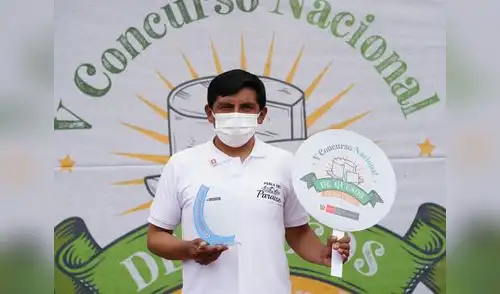 Abel Luis Cueva muestra el galardón obtenido por su asociación. Foto: Cedepas