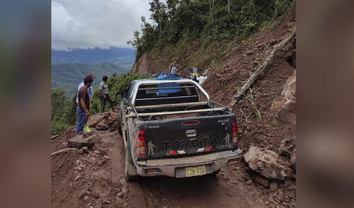 Vehículos quedaron detenidos por los deslizamientos en esta vía. Foto: Chachapoyas Digital.