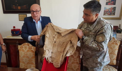 Traverso y el coronel Sotomayor muestran la chaqueta de un soldado que luchó por la independencia. Foto: J.Mendoza/La República