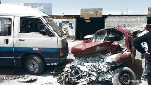 Rescate. Agentes de las comisarías de Ciudad de Dios y Ciudad Municipal, llegaron para liberar a los choferes atrapados. Foto: La República Rescate. Agentes de las comisarías de Ciudad de Dios y Ciudad Municipal, llegaron para liberar a los choferes atrapados. Foto: La República