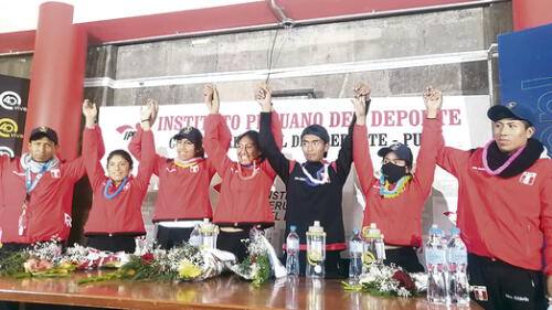 Homenaje. Atletas puneños reconocidos por su proeza en Panamericanos Junior. Foto: La República