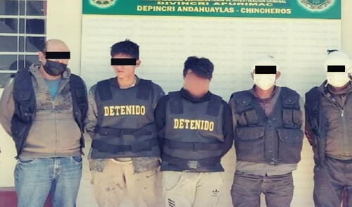 Sujeto fueron atrapados con dos armas de fuego. Foto: PNP Sujeto fueron atrapados con dos armas de fuego. Foto: PNP