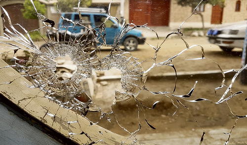 Inseguridad. Las balas disparadas por dos sicarios atravesaron la vivienda de Ángel Loyola y acabaron con la vida de su hijo. El asesinato sigue impune. Foto: difusión