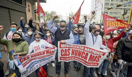 Alcance. La norma beneficiaría a los que trabajan más de dos años como CAS. Foto: La República