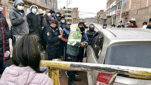 Policías detenidos. Policías detenidos.