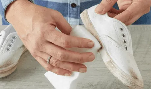 Las zapatillas blancas se ensucian fácilmente, sin embargo existen varios trucos para dejarlas como nuevas. Foto: mdzol.com Las zapatillas blancas se ensucian fácilmente, sin embargo existen varios trucos para dejarlas como nuevas. Foto: mdzol.com