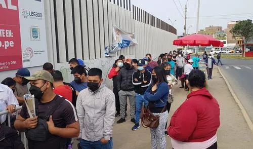 Ciudadanos acudieron en masa a vacunatorios tras inicio de medida de presentación de carné de vacunación obligatorio. Foto: Omar Coca/URPI-LR Ciudadanos acudieron en masa a vacunatorios tras inicio de medida de presentación de carné de vacunación obligatorio. Foto: Omar Coca/URPI-LR