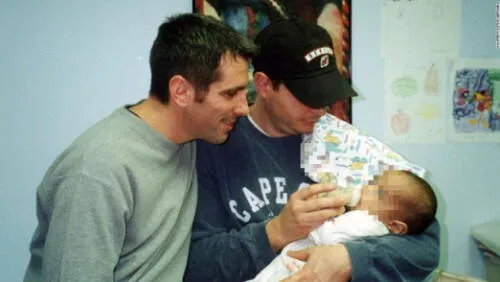 Una familia de Nueva York que se unió por casualidad en el 2000 cuenta su notable relato en un libro para niños. Foto: CNN