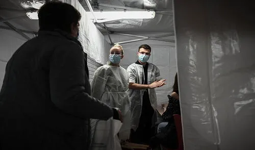 Las autoridades en Francia han resaltado que la vacunación contra la COVID-19 le han permitido atenuar la incidencia de coronavirus. Foto: AFP Las autoridades en Francia han resaltado que la vacunación contra la COVID-19 le han permitido atenuar la incidencia de coronavirus. Foto: AFP