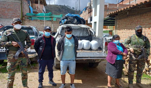 Detenidos transportaban 15 paquetes forrados con cinta de embalaje transparente. Foto: PNP
