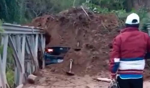 El vehículo quedo tapado por el barro y piedras. Foto: captura video Hco Tv