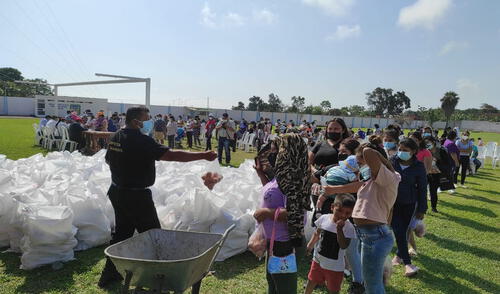 Niños recibieron muchos alimentos que les favorecen. Foto: Municipalidad de Cañete Niños recibieron muchos alimentos que les favorecen. Foto: Municipalidad de Cañete