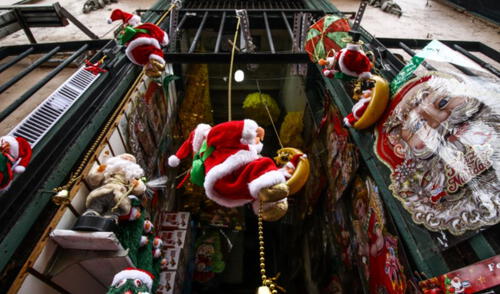 Las decoraciones navideñas visten tiendas y casas. Foto: La República / Aldair Mejía