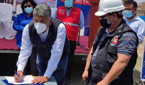 Rebaza firma el acta de entrega del terreno. Foto: MDEP