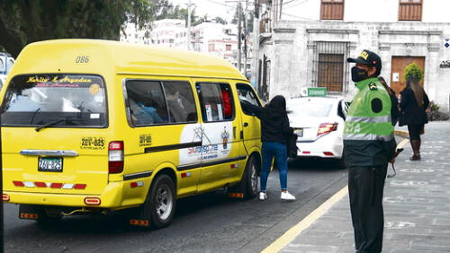 Medida polémica. Comuna prepara proyecto para abastecer zonas lejanas con combis M2 informales. Foto: Zintia Fernández/La República Medida polémica. Comuna prepara proyecto para abastecer zonas lejanas con combis M2 informales. Foto: Zintia Fernández/La República