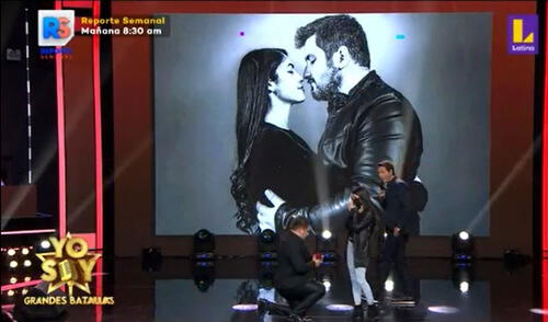 El set de Yo soy, grandes batallas internacional sirvió como escenario para el romántico momento. Foto: captura Latina El set de Yo soy, grandes batallas internacional sirvió como escenario para el romántico momento. Foto: captura Latina