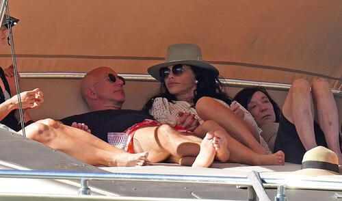 Jeff Bezos y su pareja vacacionaron en una isla del Caribe. Foto: Mega