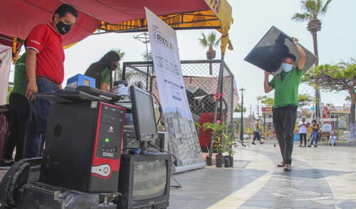Personal municipal también recogió los equipos en desuso de las viviendas y entidades. Foto: MPS.