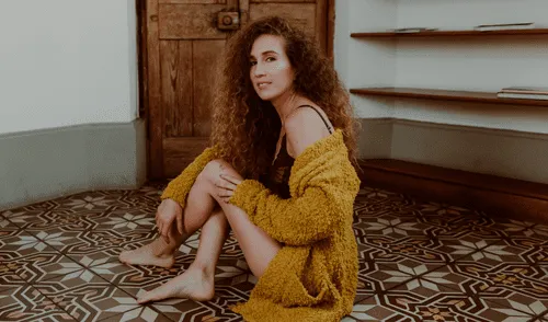 Andrea de Martis presenta ‘Femenina y Salvaje’. Foto: Difusión