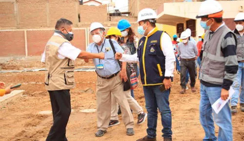 Entidad de control pidió al alcalde Marcos Gasco (centro) tomar medidas correctivas en trabajos de centro educativo. Foto: MPCh