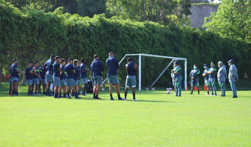 Charla técnica. Carlos Bustos conversando con sus jugadores en el último entrenamiento del 2021. Foto: Twitter Alianza Lima