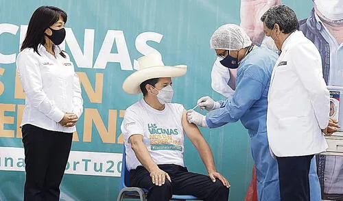 Respaldo. El presidente recibió su dosis de refuerzo en una actividad pública. Estuvo al lado de la premier Mirtha Vásquez y el ministro Hernando Cevallos. Foto: Félix Contreras/La República