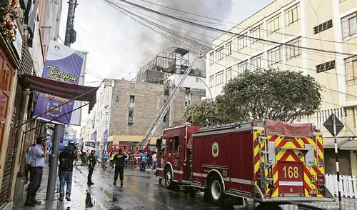 Potente. El incendio fue difícil de controlar. Los bomberos trabajaron toda la noche y la mañana para poder extinguir el fuego. La zona fue cerrada. Foto: Félix Contreras/La República