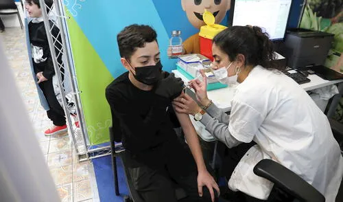 Aplicación de dosis de vacuna a niños en Israel. Foto: EFE Aplicación de dosis de vacuna a niños en Israel. Foto: EFE