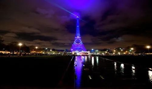 Francia fue una de las naciones con espectáculo para recibir el Año Nuevo 2022. Foto: AFP Francia fue una de las naciones con espectáculo para recibir el Año Nuevo 2022. Foto: AFP