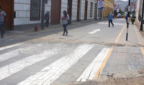 Peatones transitan por el jirón Lampa. Foto: La República / Carlos Contreras Peatones transitan por el jirón Lampa. Foto: La República / Carlos Contreras